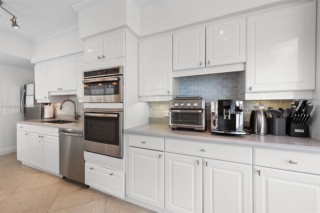 Building Photo - 4775 Collins Ave