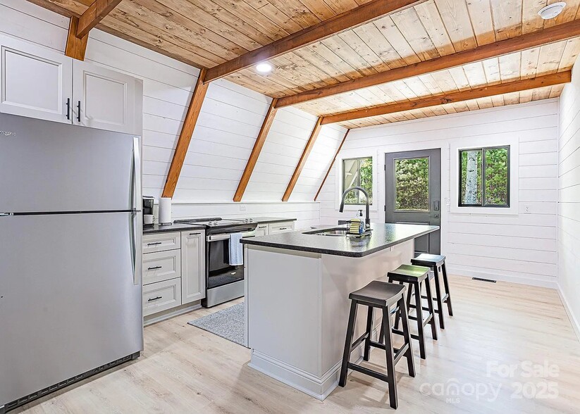 Building Photo - 826 Shumont Rd