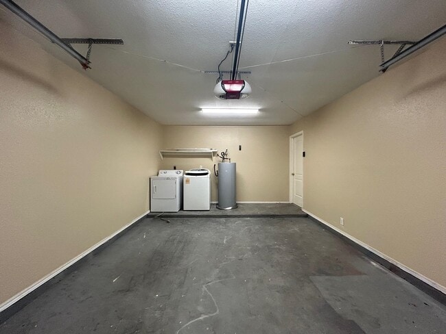 Building Photo - 8623 Oakridge Loop