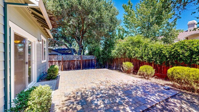 Building Photo - Rincon Valley FIVE Bedroom Three Bathroom Single Family Home!