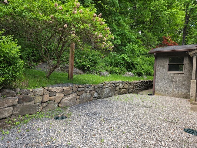 Building Photo - 7 Stone Ridge Rd