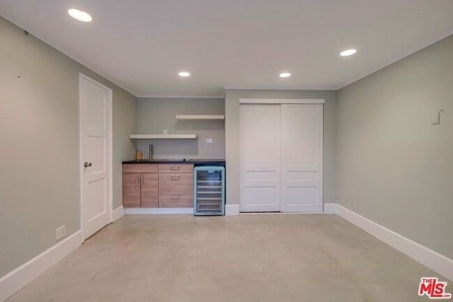 Building Photo - 1328 Linda Rosa Ave