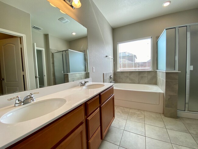 Building Photo - Stunning and Spacious 3 bedroom- 2 bathroo...