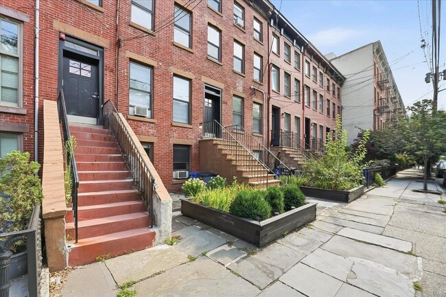 Building Photo - 216 6th St