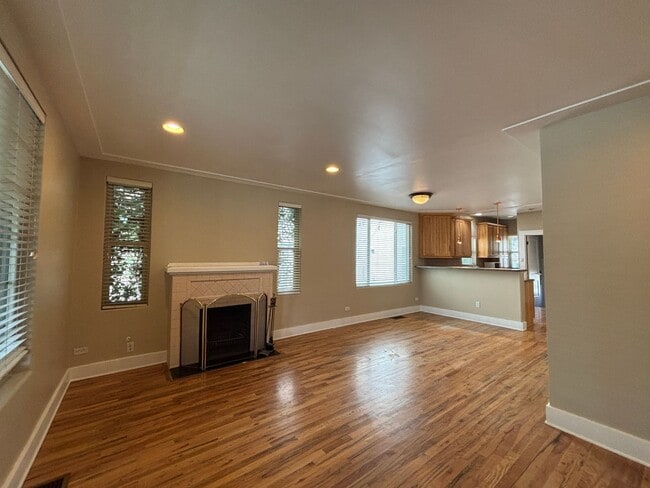 Building Photo - Cozy 2-bedroom bungalow! Detached 2-car garage!