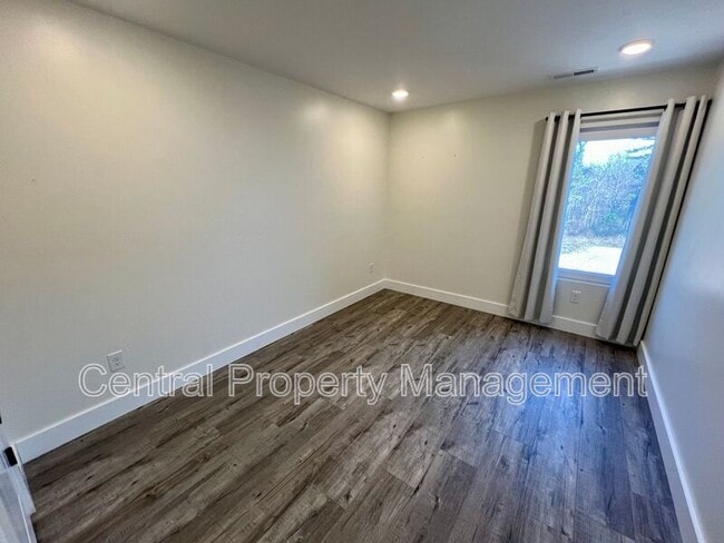 Building Photo - 32 Beverly Hills Dr