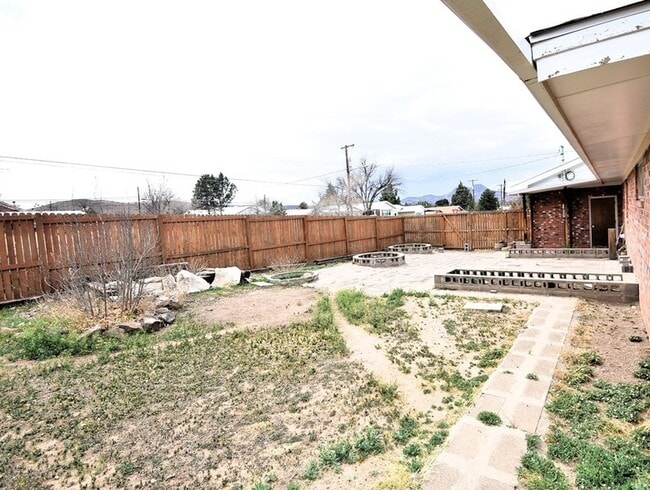 Building Photo - 800 N Cockrell St