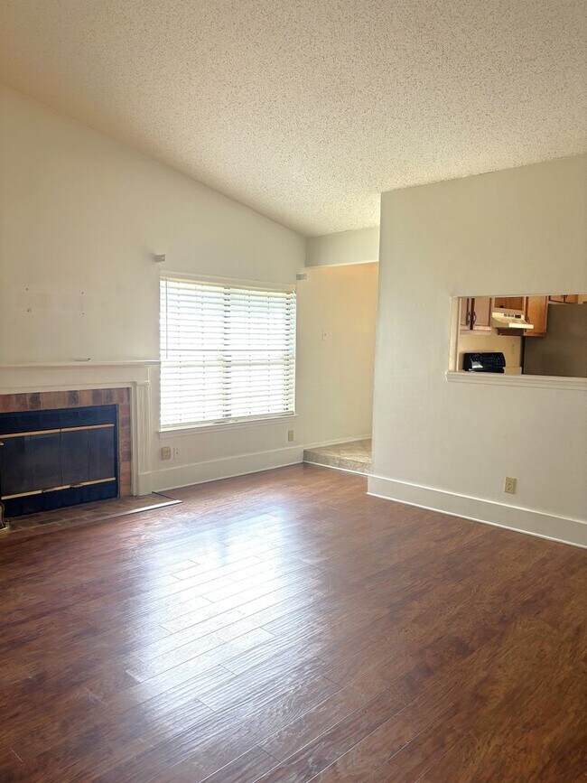 Building Photo - 2/2 Condo off Grelot Road