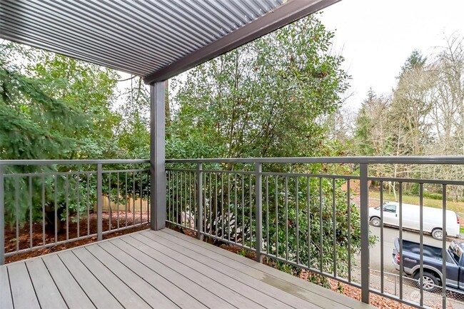 Building Photo - Lovely 2-Bedroom End Unit Condo in Cedarwo...