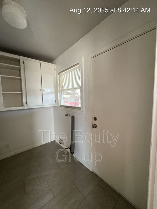 Building Photo - 620 E Tulare Ave
