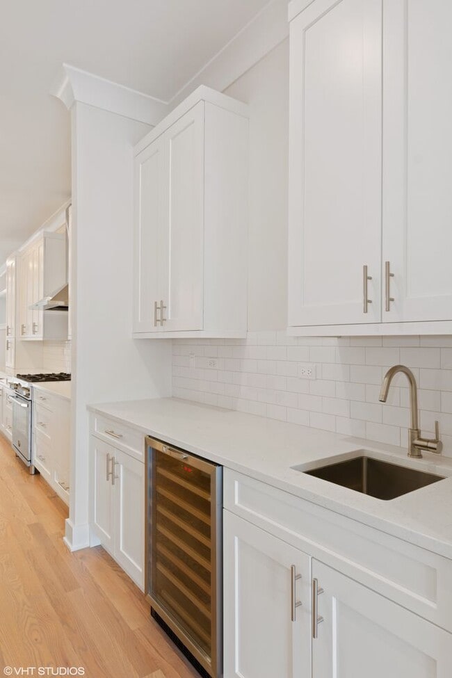 Building Photo - Condo Quality 3,400 SF Duplex Down in Roscoe Village, Pet Friendly Available August 1st