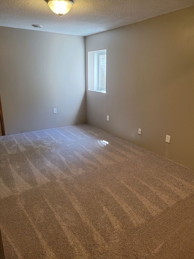 Building Photo - Spacious End Unit Townhouse