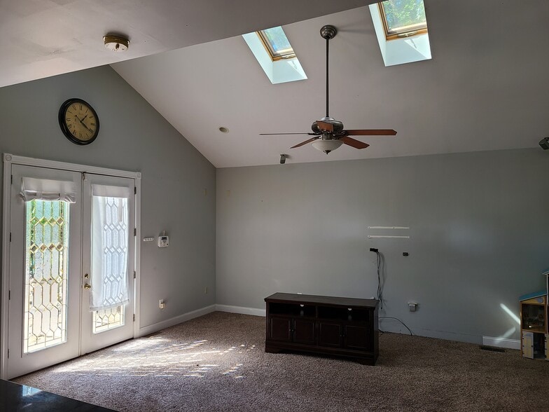 Building Photo - 18 S New Middletown Rd