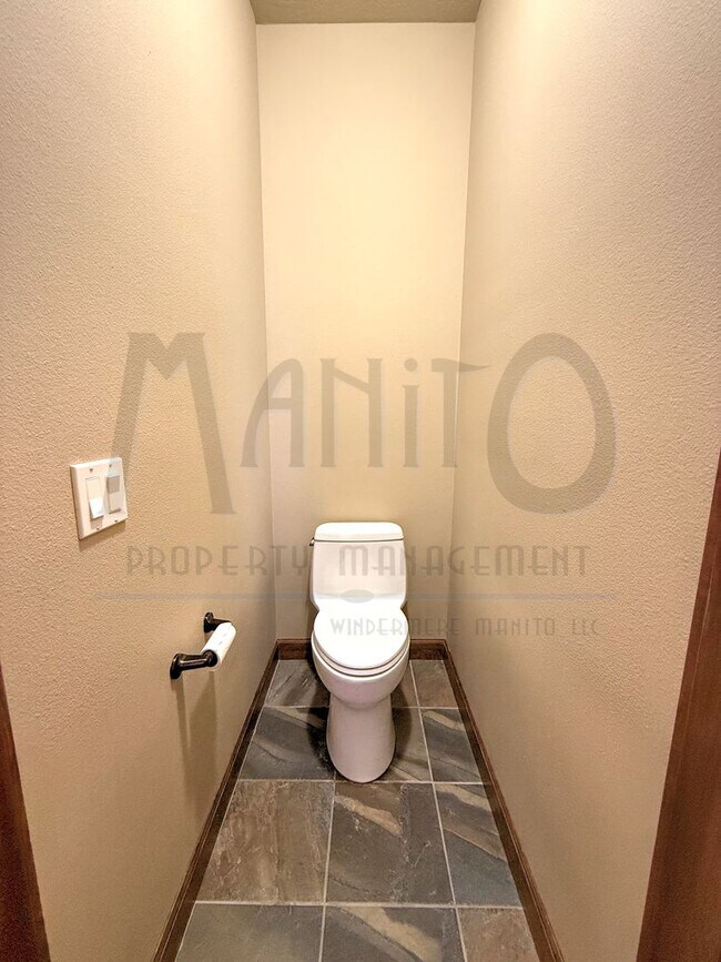 Building Photo - Spacious Home With Stunning Sunset Views