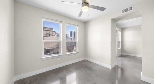 Building Photo - Stylish Apt, Sweet Deal – Up to 1 Month Free!
