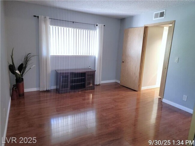 Building Photo - Inviting 2-Bedroom Condo with Pool, Spa & ...