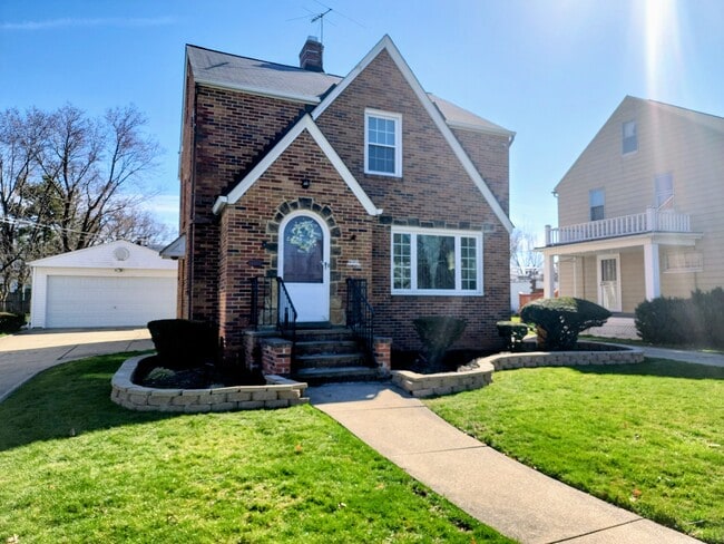 Building Photo - 19130 Meredith Ave