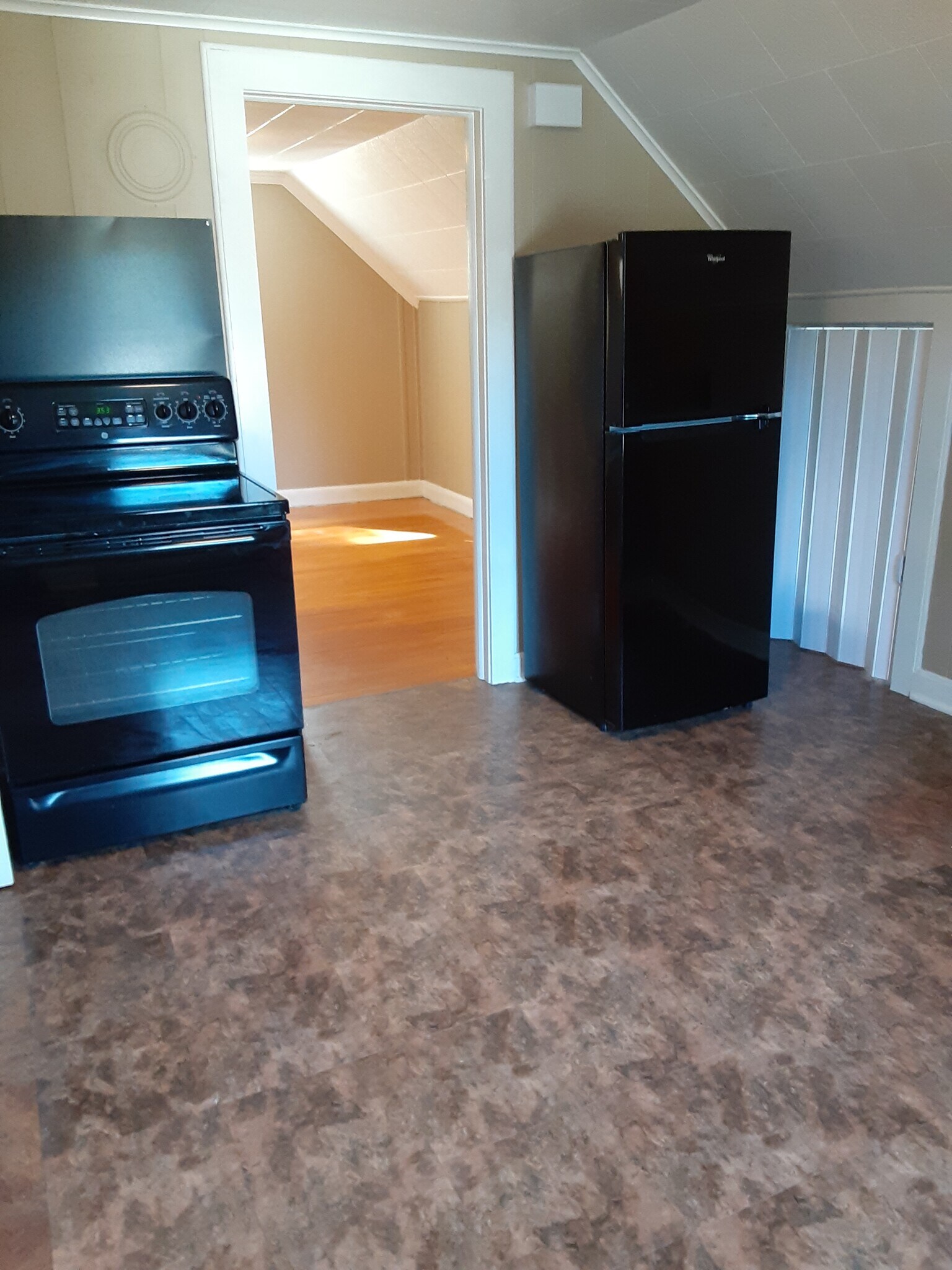 newer kitchen appliances - 1355 Hanover Ave