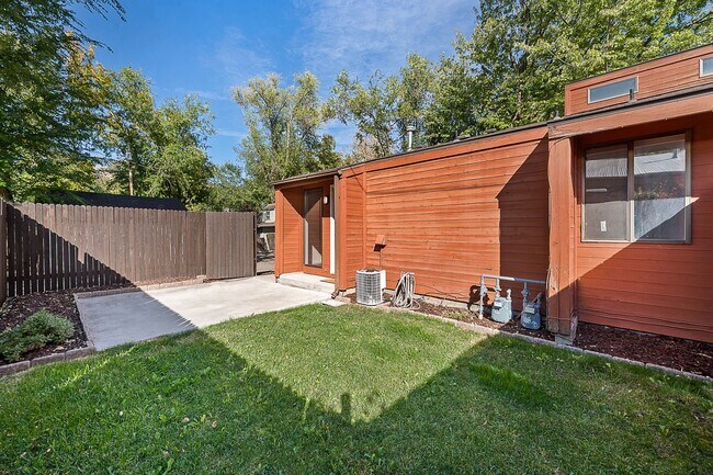 Building Photo - Super Cute North End Place with Garage and Backyard!