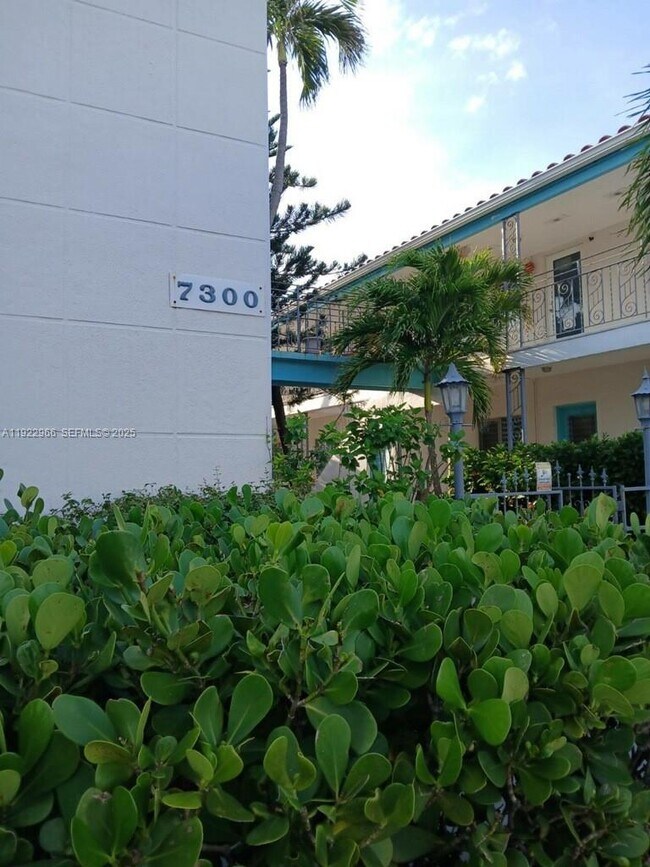 Building Photo - 7300 Byron Ave