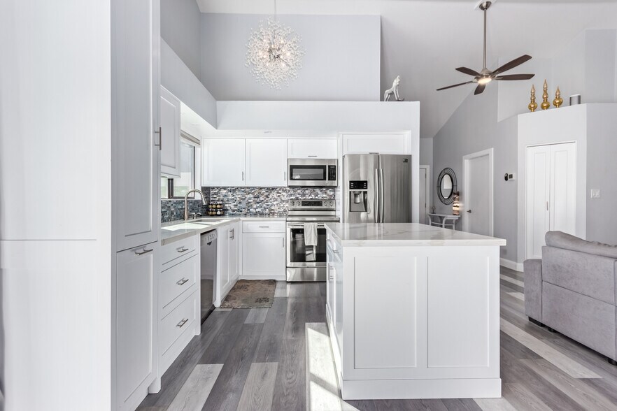 Kitchen with island on wheels - 14667 N Love Ct