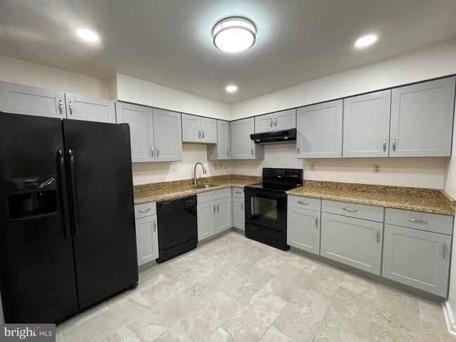 Building Photo - 204 Weatherstone Dr