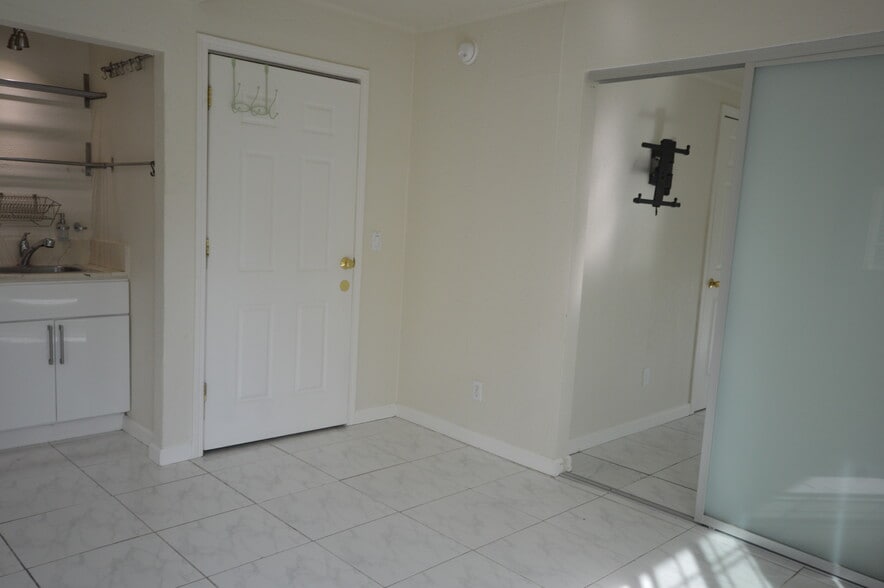 Building Photo - 1800 Devon Ct