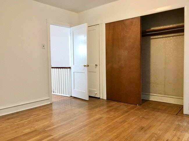 Building Photo - Gorgeous 3-Bedroom Townhome in Lawncrest! Available NOW!