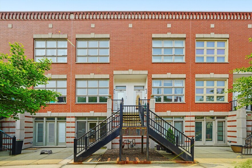 Primary Photo - 855 W Erie St