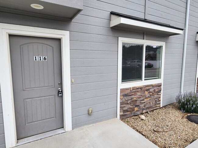 Building Photo - Like new 3 bedroom.