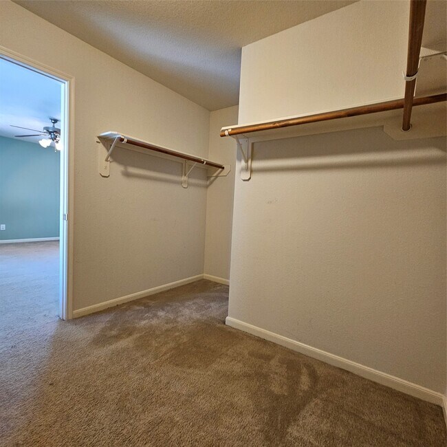 Building Photo - 11727 Madison Oak St