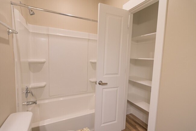 Building Photo - Beautiful Middle Floor Condo in Springville
