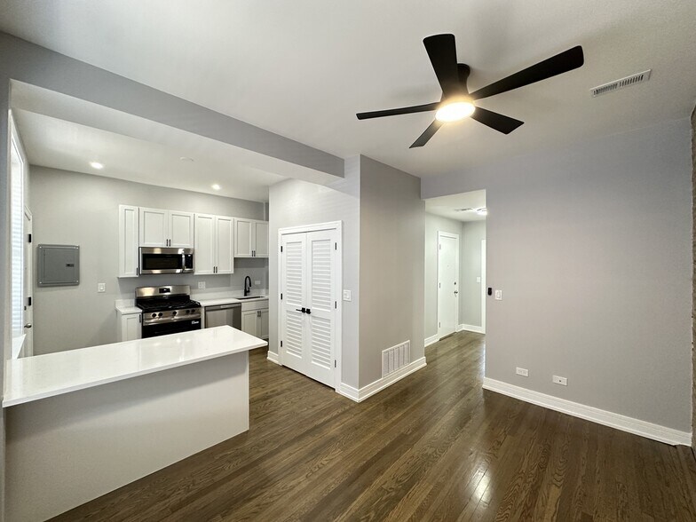 Building Photo - 3840 N Wilton Ave