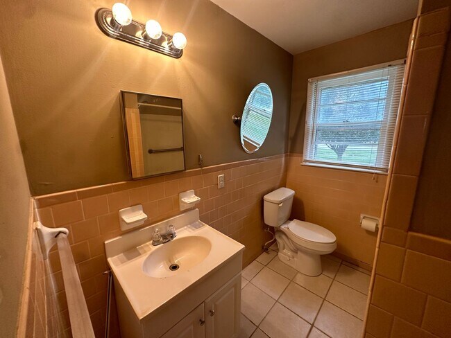 Building Photo - 2 Bedroom, 1 Bath House In Outskirts of Co...