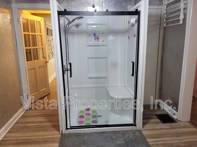 Building Photo - 1121 Elm St