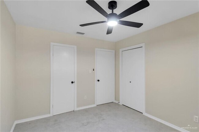 Building Photo - 413 W Jonquil Ave