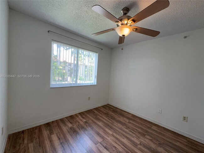 Building Photo - 470 S Park Rd