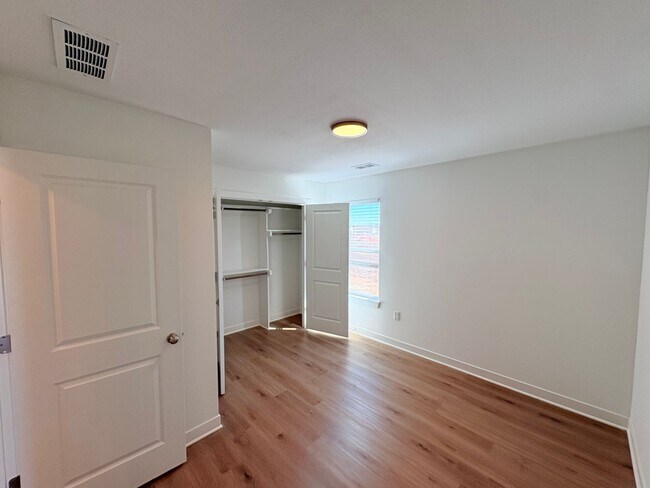 Building Photo - Single Level 3 Bed, 2 Bath, 1 Car Garage Duplex in North Kansas City