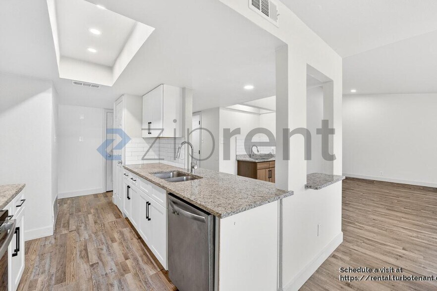 Building Photo - 2505 Clearwood Dr