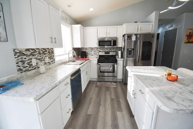 Building Photo - Modern 5-Bedroom Home for Rent in Rochester MN with Garage & Fenced Yard