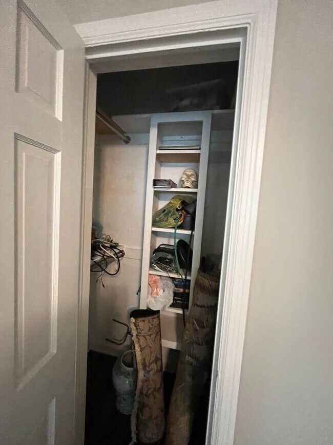 Building Photo - Beautifully renovated Midtown charmer