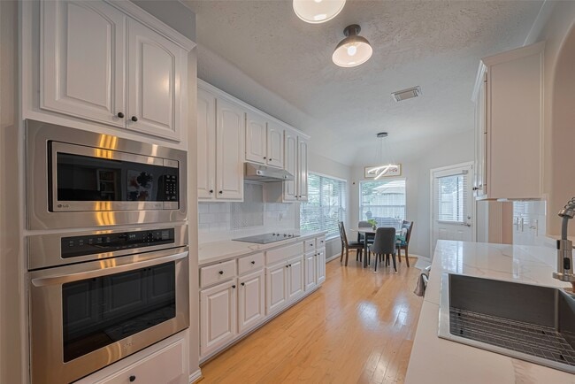 Building Photo - 2347 Golden Shores Ln