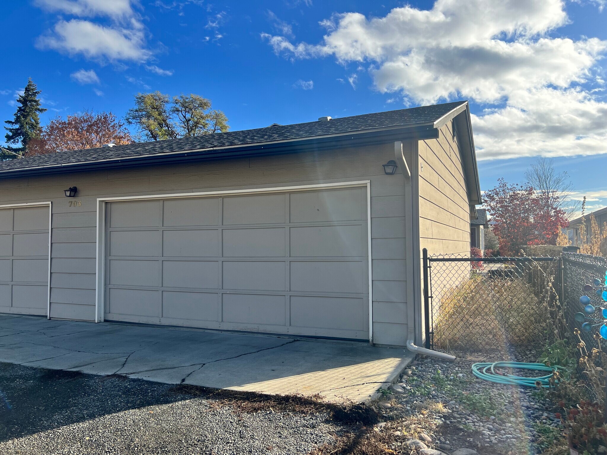 Garage - 703 E Manitoba Ave