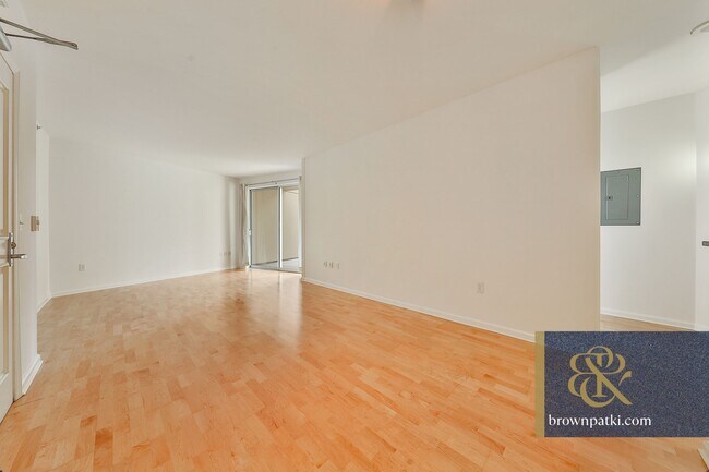 Building Photo - 140 S Van Ness Ave