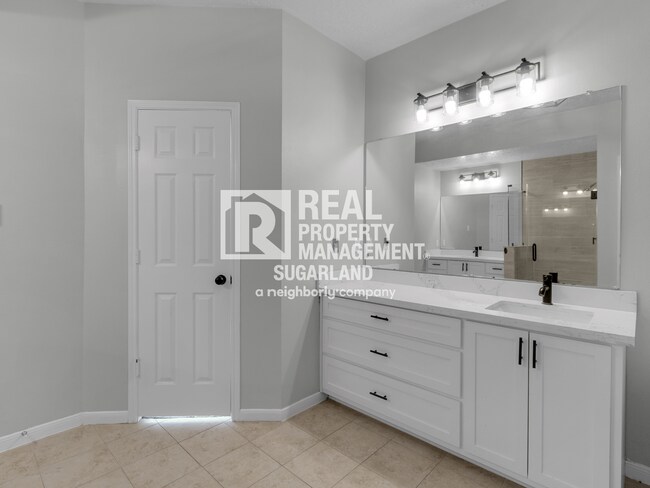 Building Photo - Executive Living in the Heart of Sugar Land