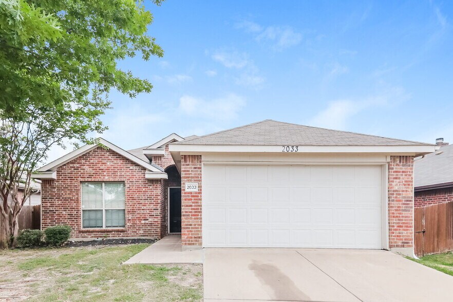 Primary Photo - 2033 Club Oak Dr