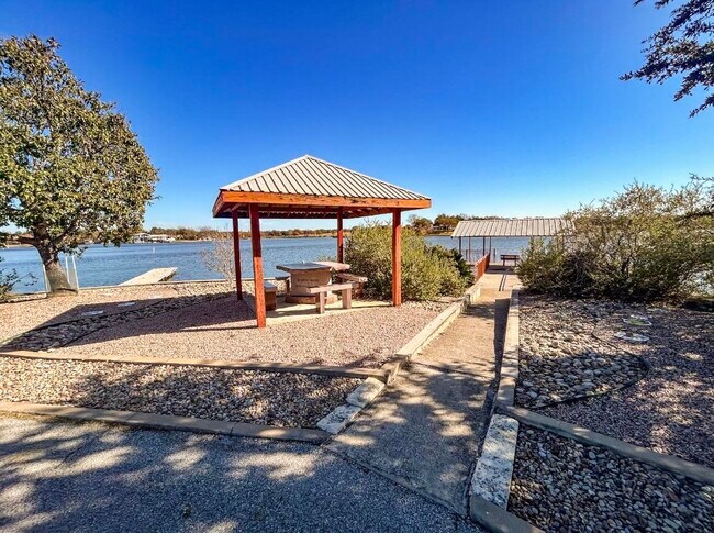 Building Photo - 105 Bluebird Cir