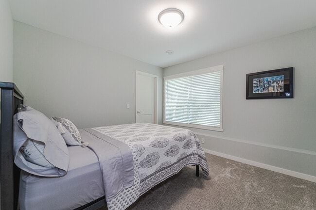 Building Photo - 5070 Ranchview Ln N