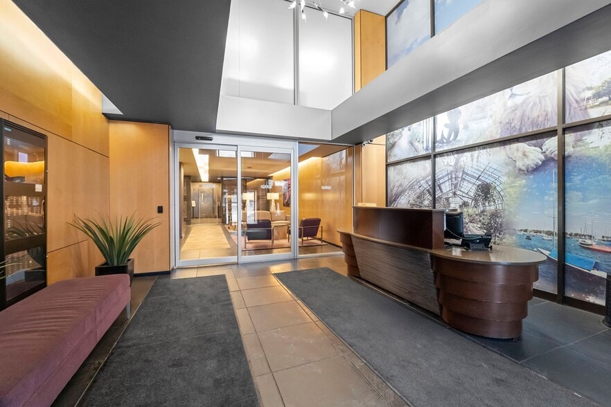 24/7 FRONT DESK - 2020 N Lincoln Park W