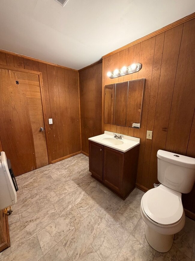 Building Photo - Brick 3/1 House in North Rome $950